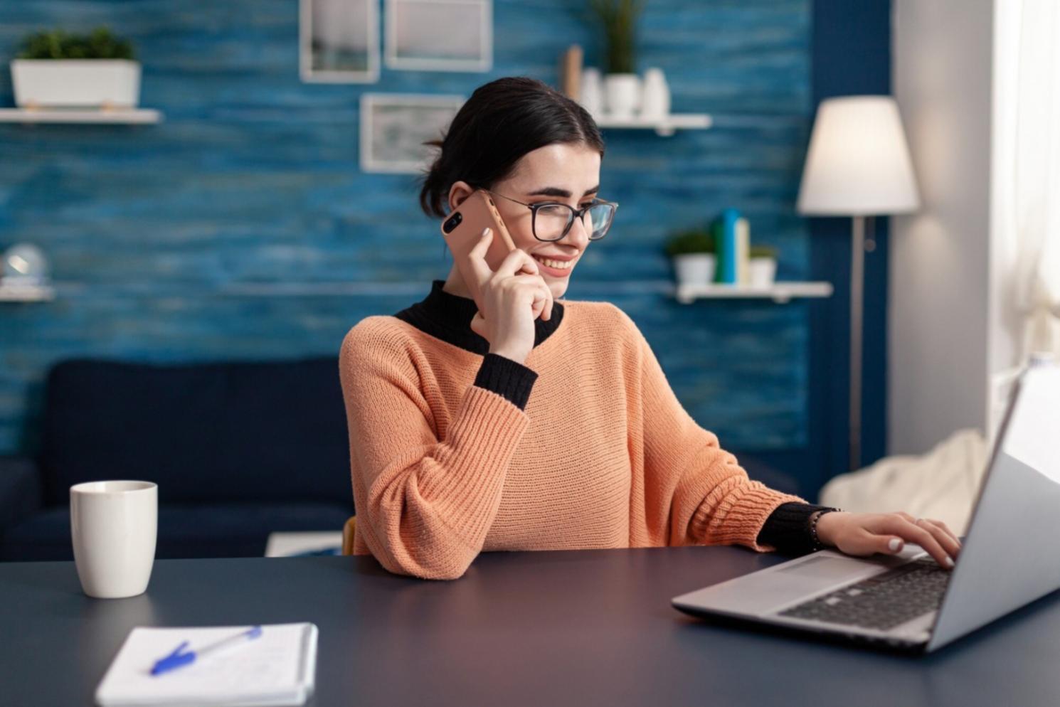 Persona trabajando en estrategia financiera con documentos y calculadora